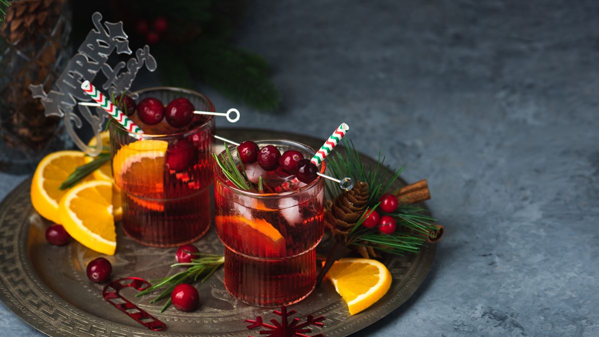 A gyümölcslikőr receptje szerint elkészült ital két pohárban.