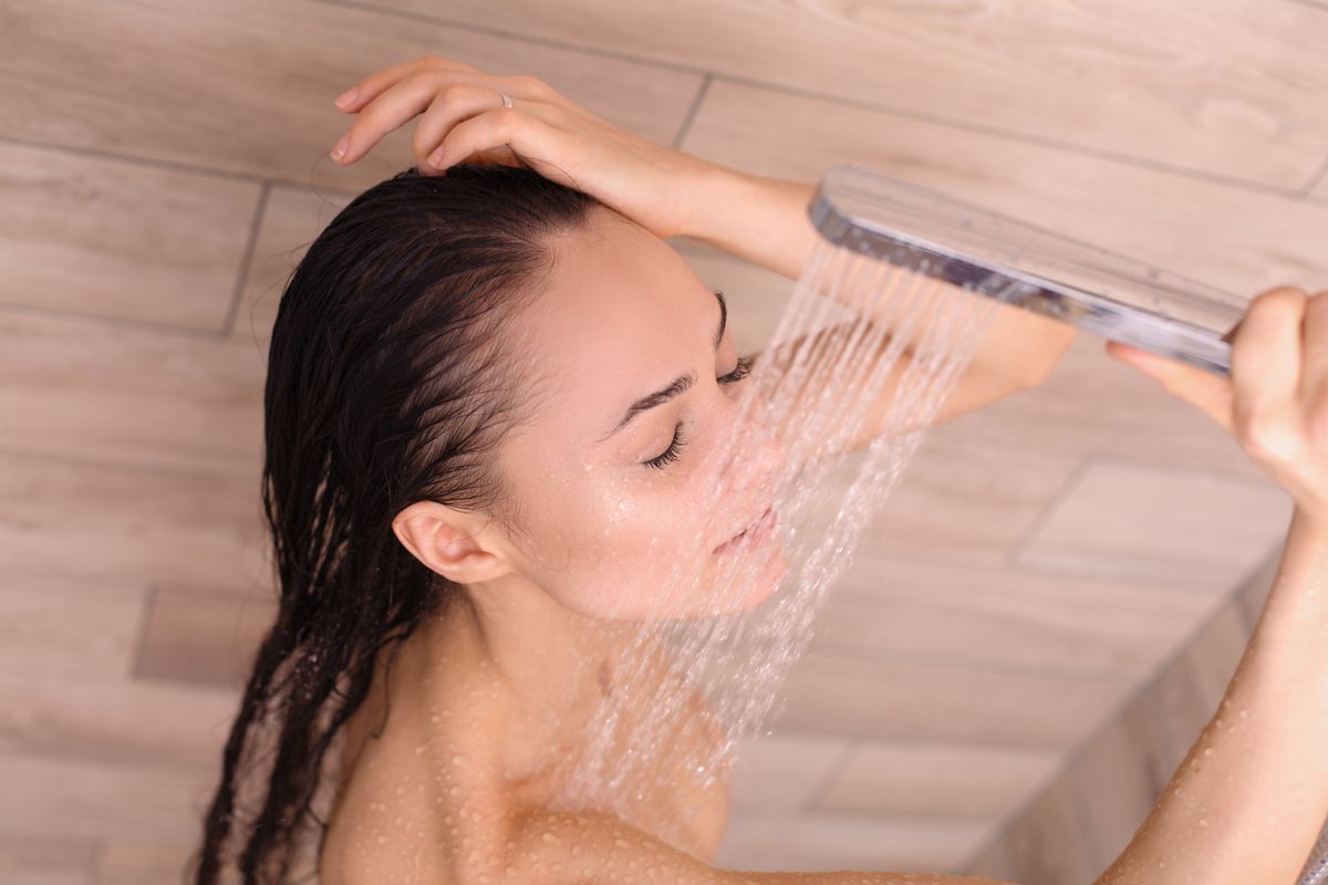 zuhanyfej tele baktériummal és gombával