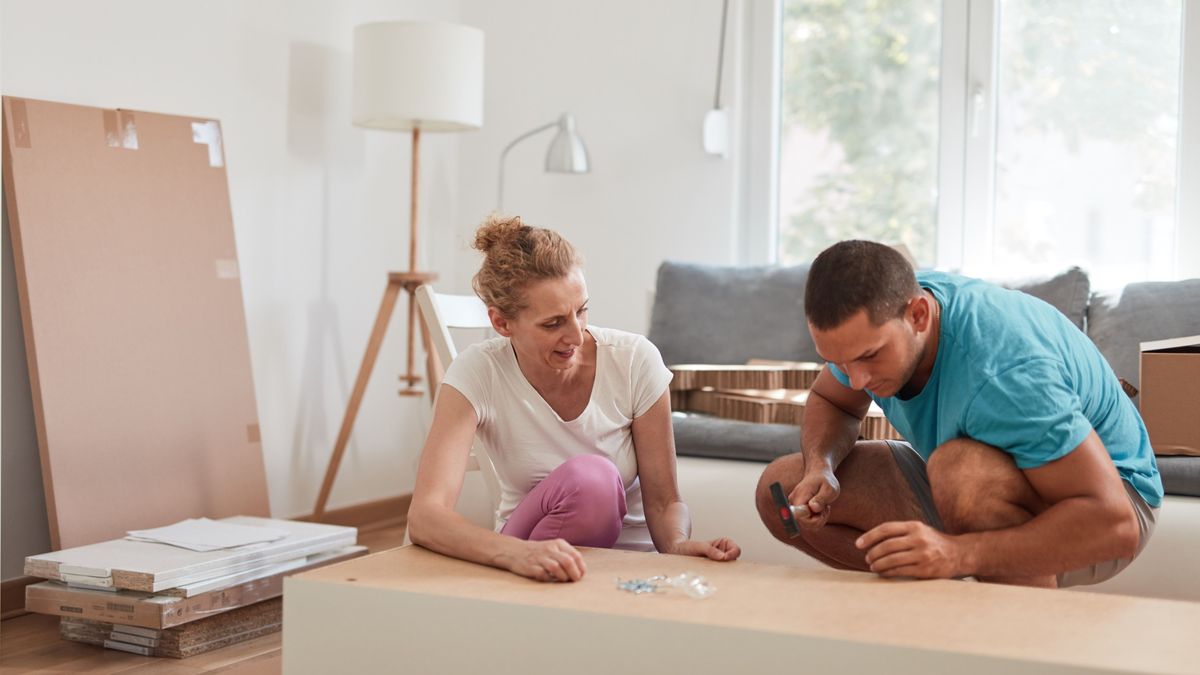 Bérelj férjet: A bérférj segít a nőnek összeszerelni a lapra szerelt bútort