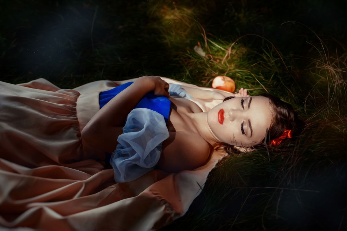 A Grimm mesék eredetileg nem az "esti mese gyerekeknek" kategóriába tartoztak, ezeket a történeteket felnőttek egymásnak mesélték. A Grimm fivérek, csak lejegyezték, összegyüjtötték a korszak sötét sztorijait. 