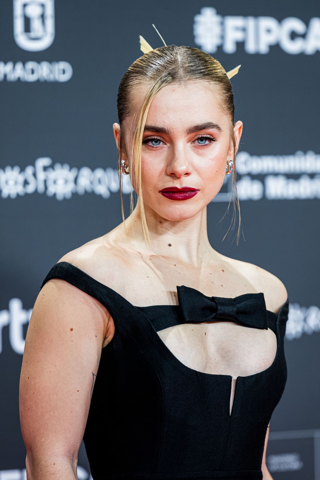  Clara Galle szőke haja kiemeli erősen barna szemöldökét. 