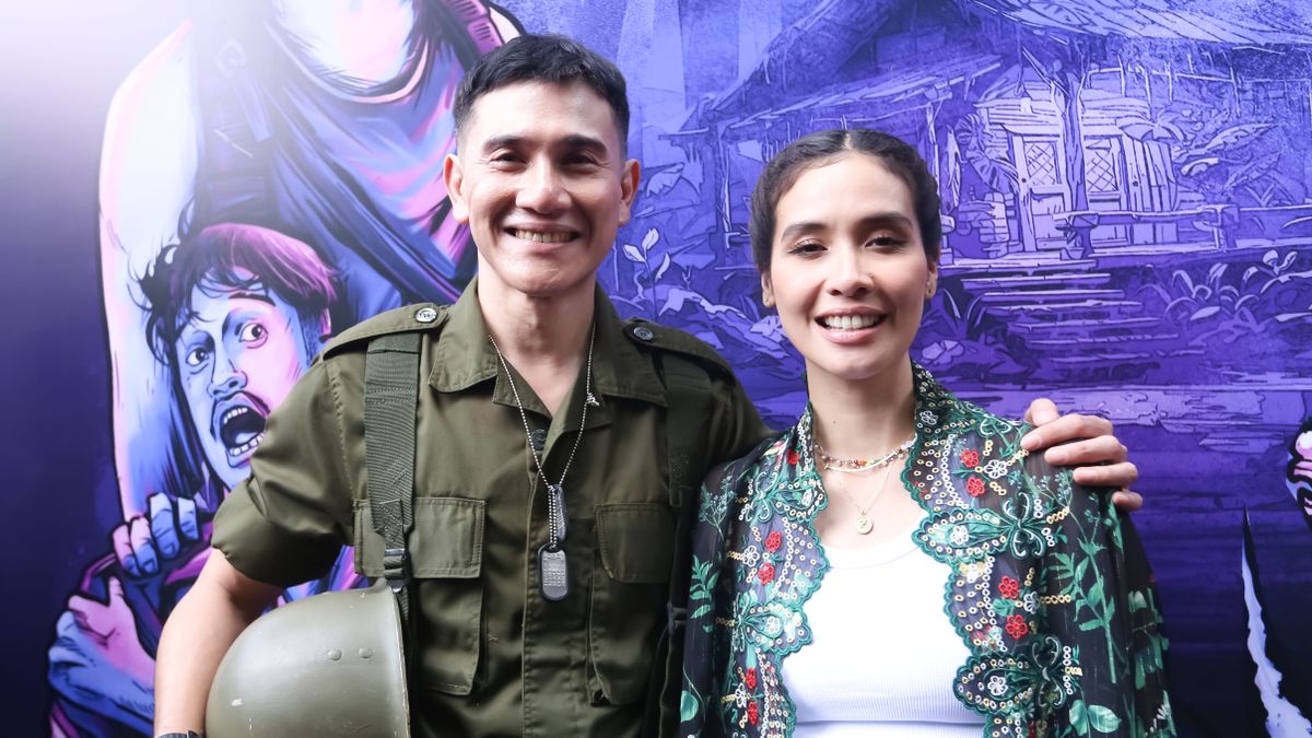 indonéz színész Vino G Bastian és felesége. A színész az Elveszve a reflektorfényben filmben főszereplő.