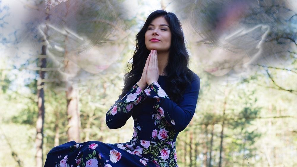 Harmóniában fiatal nő, reinkarnációs gondolatokkal