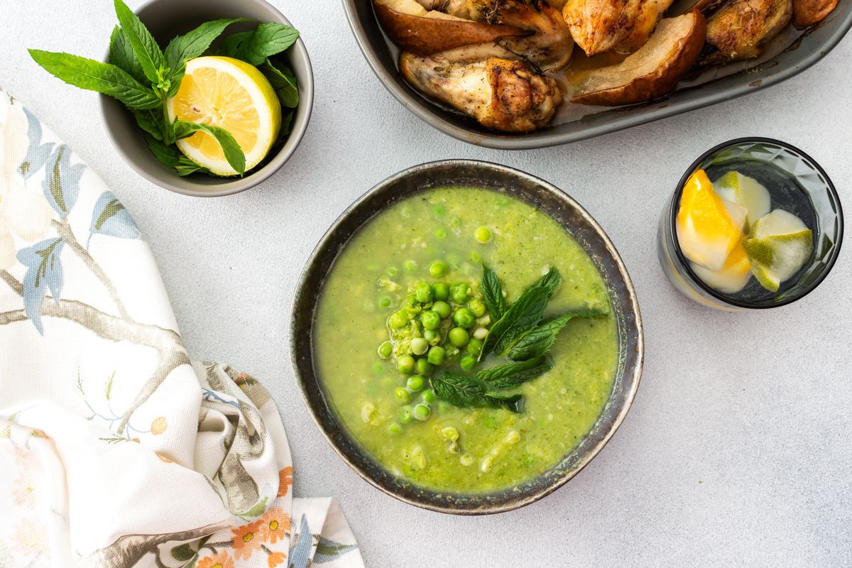 Mentás, vízitormás borsóleves és alapanyaigai a tányér mellett. Felülnézetből látjuk.