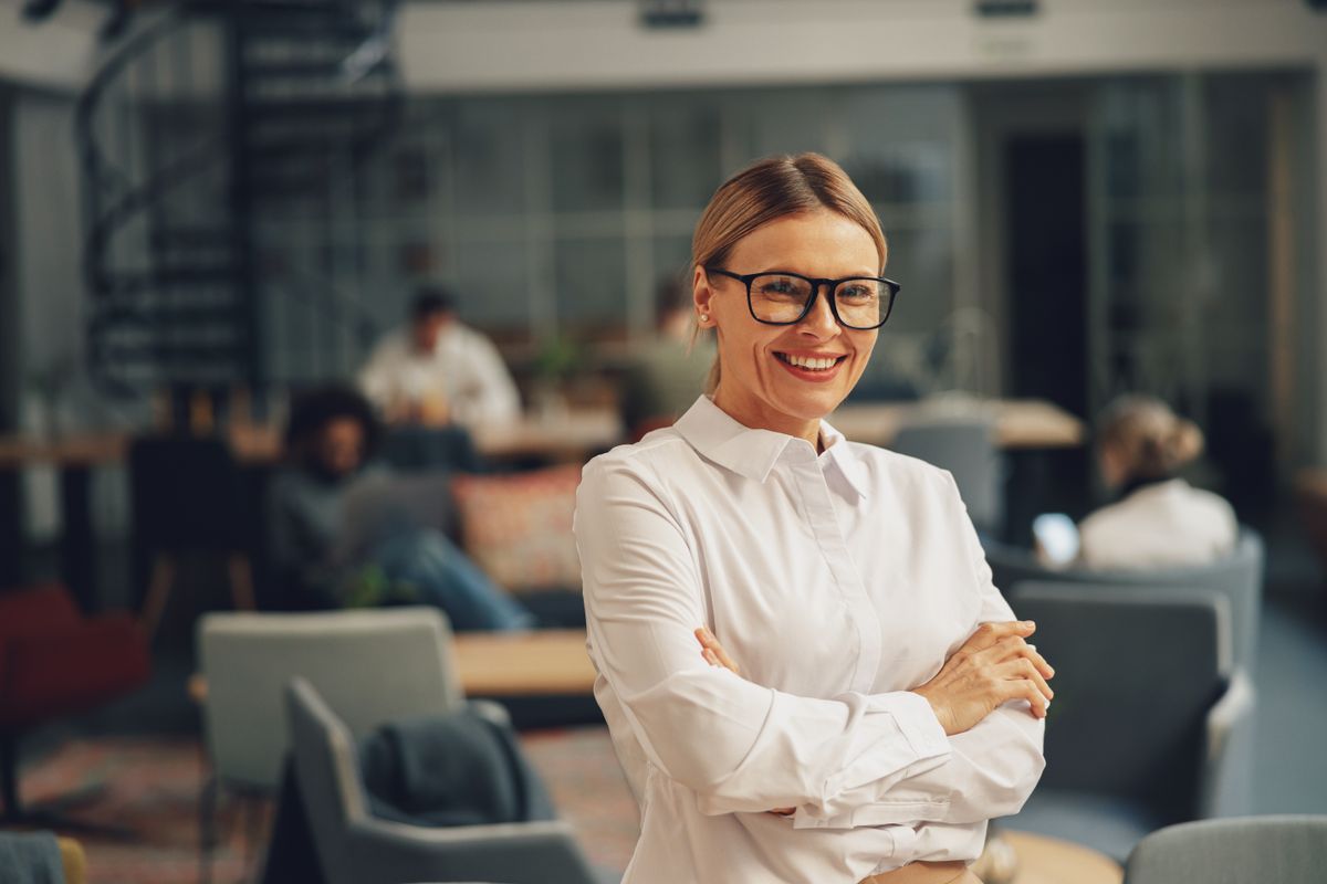 mosolygó nő, vezető beosztásban. 