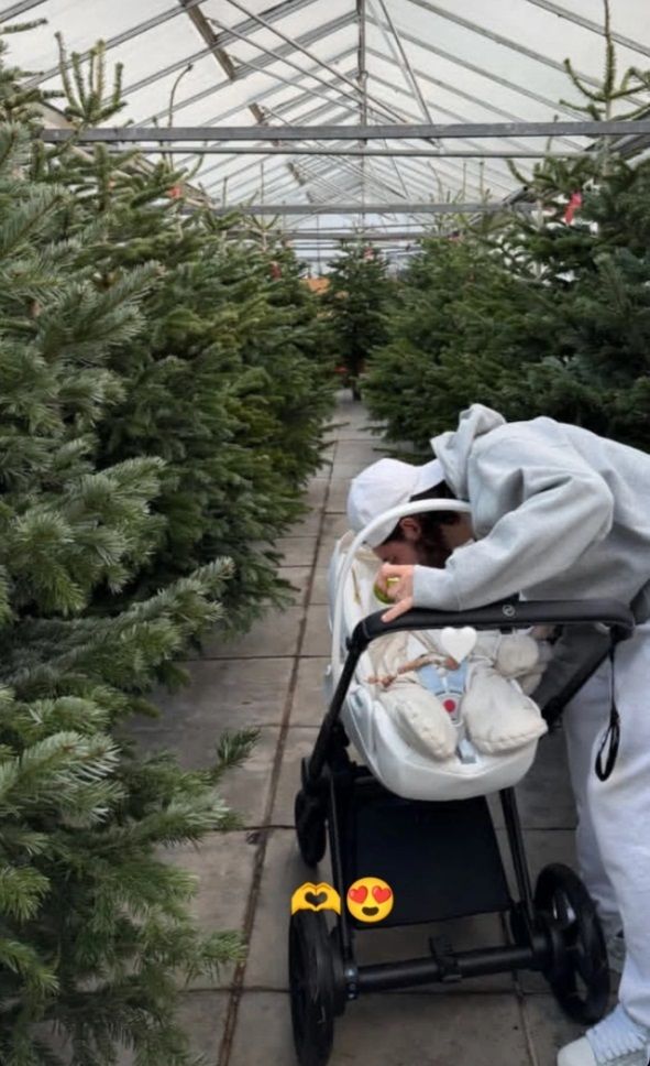 Szoboszlai Dominik kislányával választott karácsonyfát