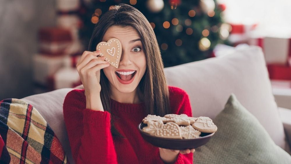 Nő mézeskalácsokkal