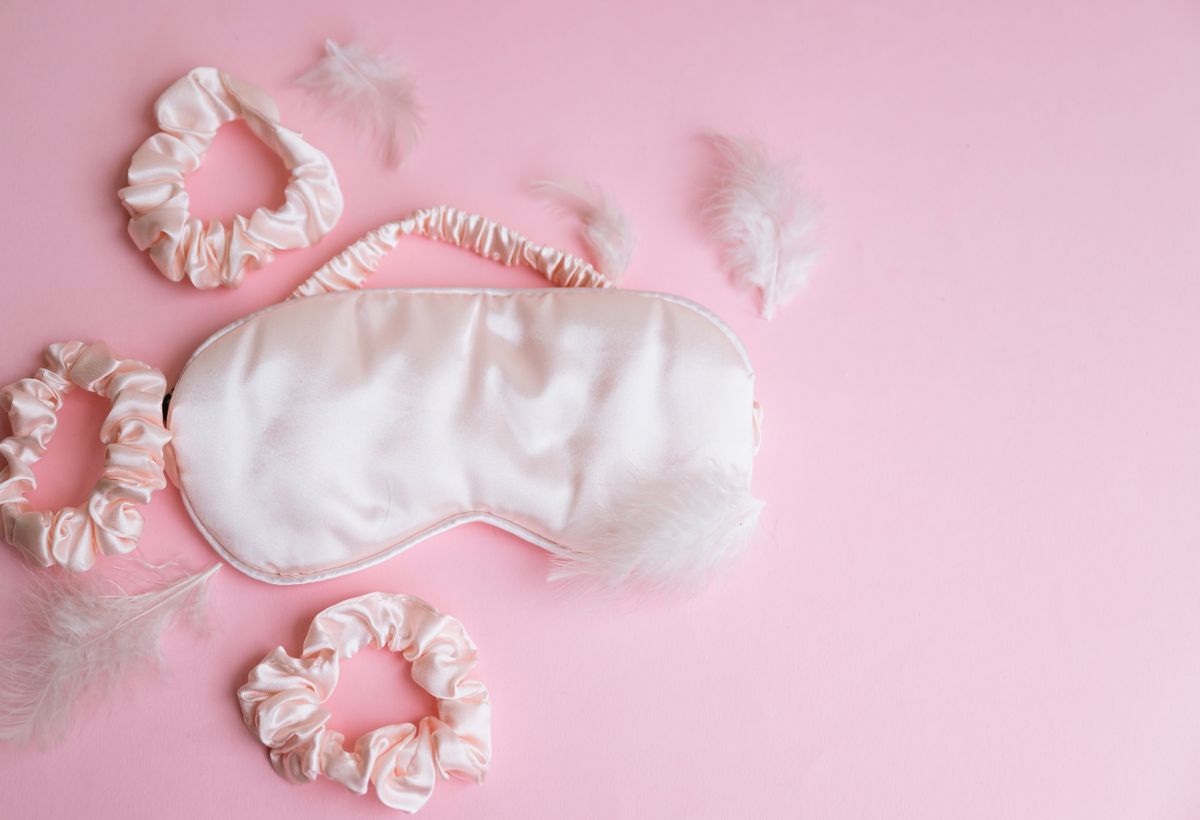 fényes haj selyem kiegészítőkkel