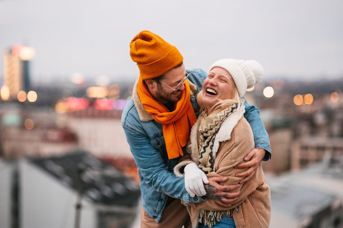 Szerelem: egy szerelmes pár nevet egymás karjában. 