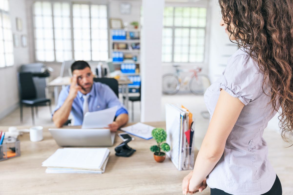 Egy nőt nem kedvelnek a munkahelyen, ezért felmond a főnökénél.