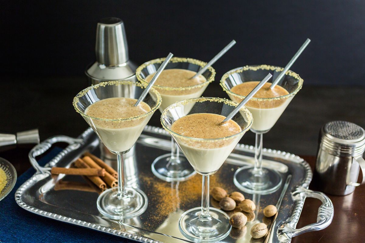 tojáslikőr receptje: házilag elkészített likőr 4 martinis pohárban.