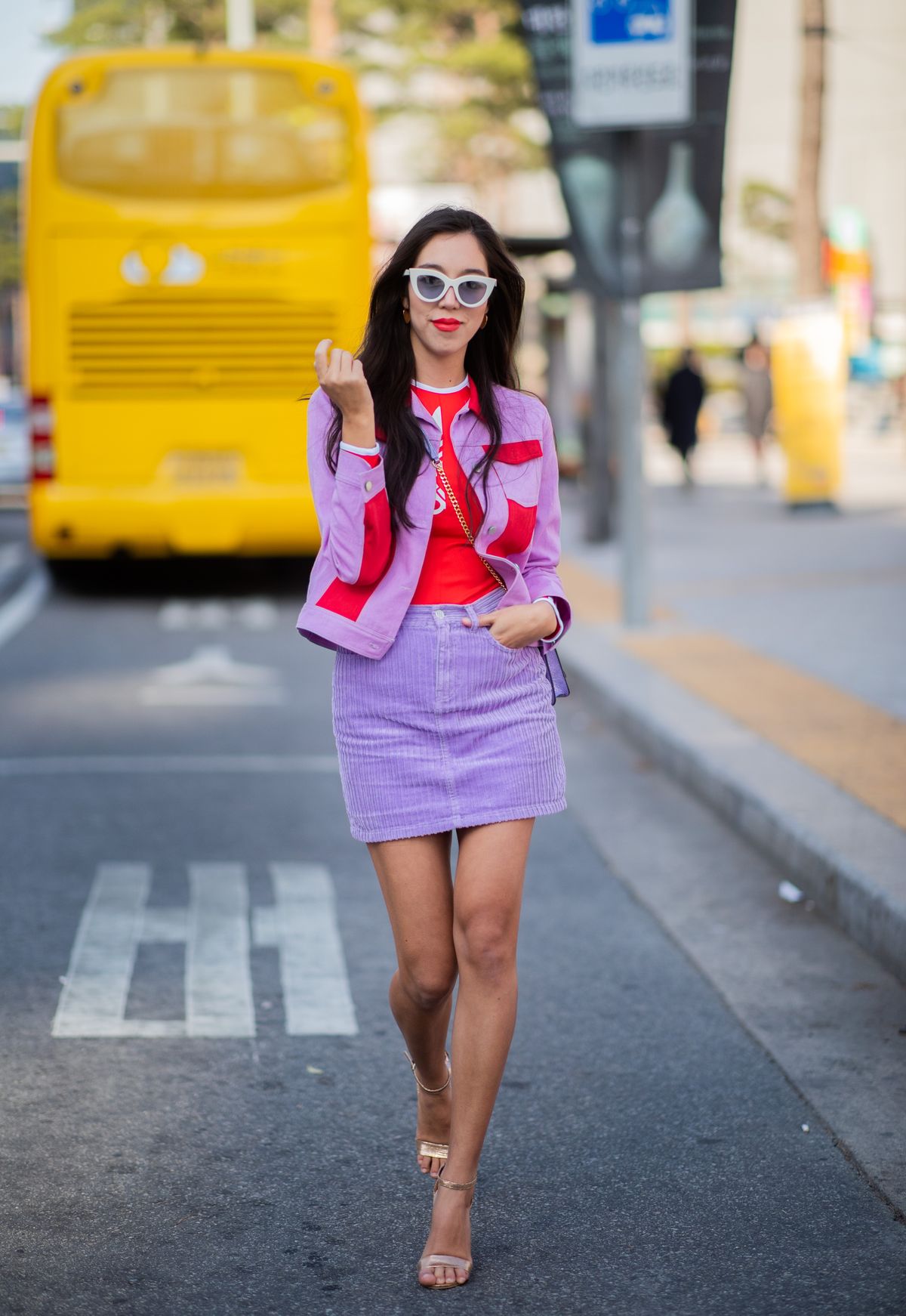 Fiatal nő lila és piros színkombinációs szettben 