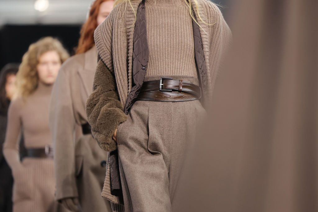 monokróm, barna szettben vonuló modell a kifutón