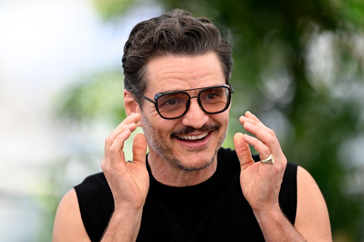 Pedro Pascal és az ő híres szemüvege
