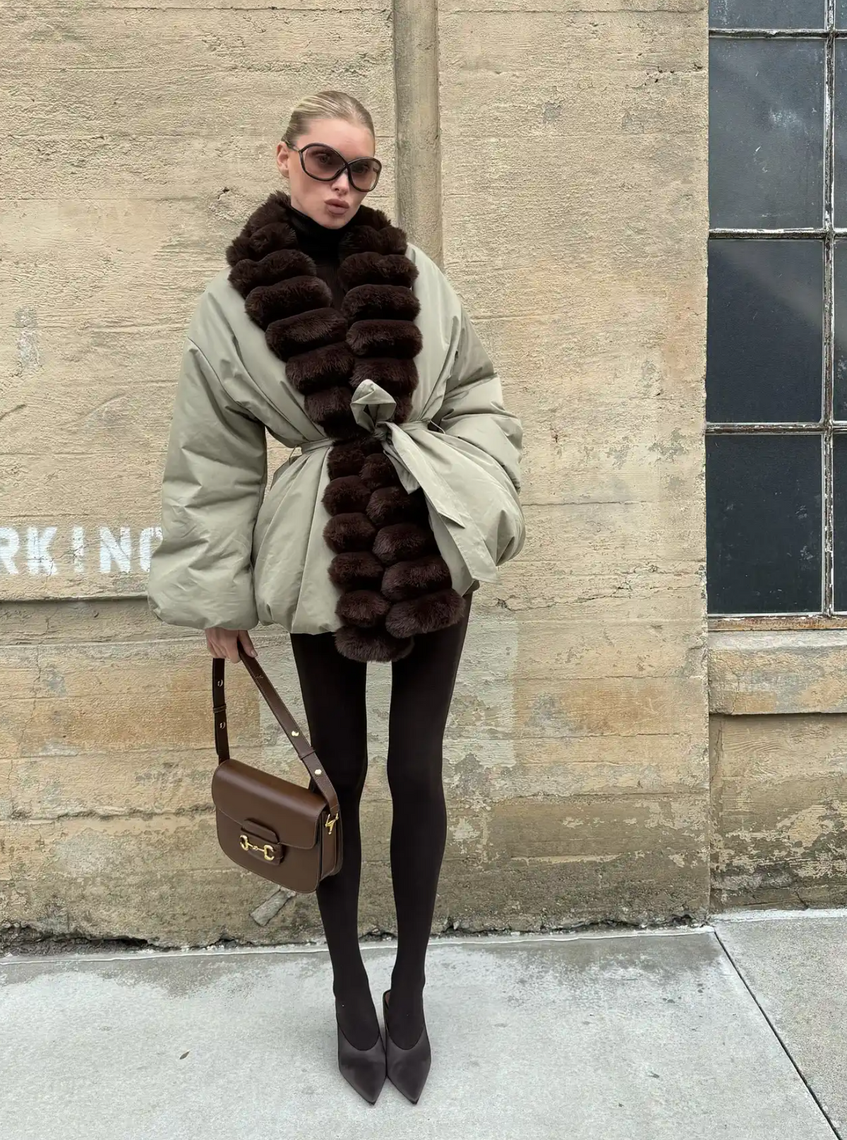 Fiatal lány bemutatja a barna harisnya és cipő stílustrükköt