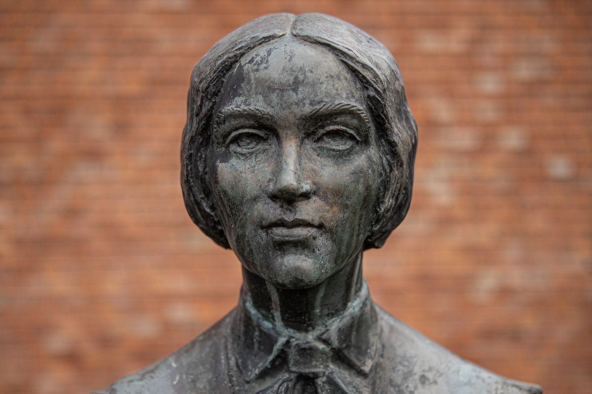 Szendrey Júlia író, költő és műfordító szobra