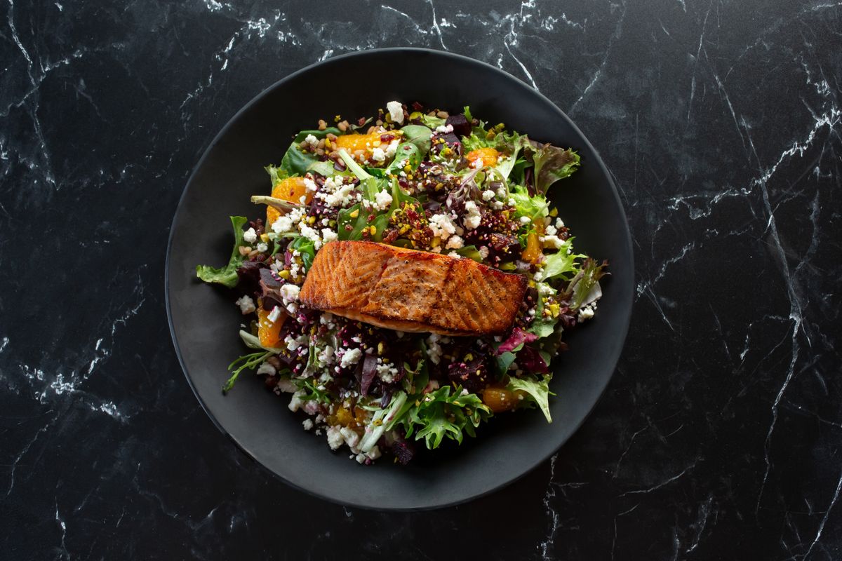 Diétás vacsorarecept: tőkehalas színes saláta.