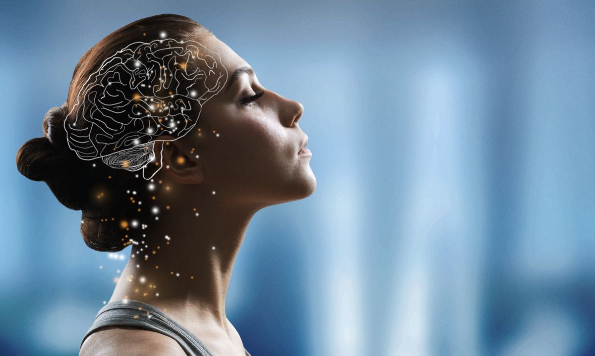 Fiatal nő egy képes teszten gondolkodik