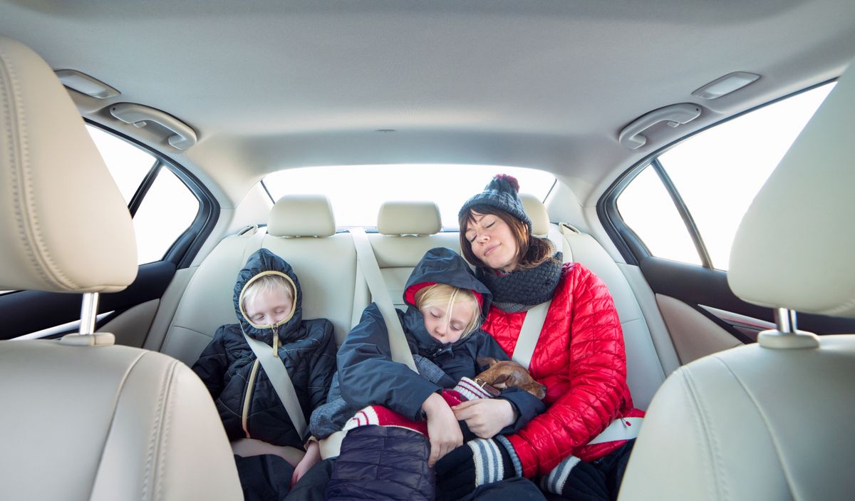 Veszélyes téli vezetési szokás, hogy kabátban ülnek a gyerekek és az anyukájuk az autóban. 