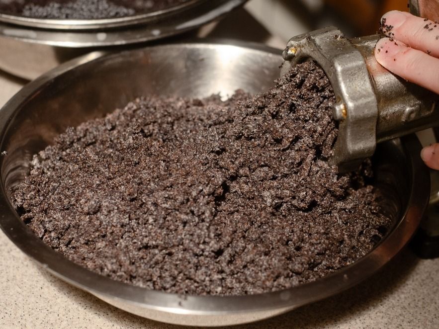 Poppy seed cake preparation, grinding, traditional dish