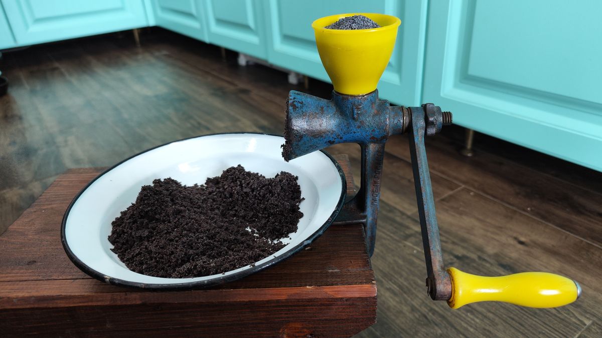 Képes kvízben szereplő fotó mákdarálásról