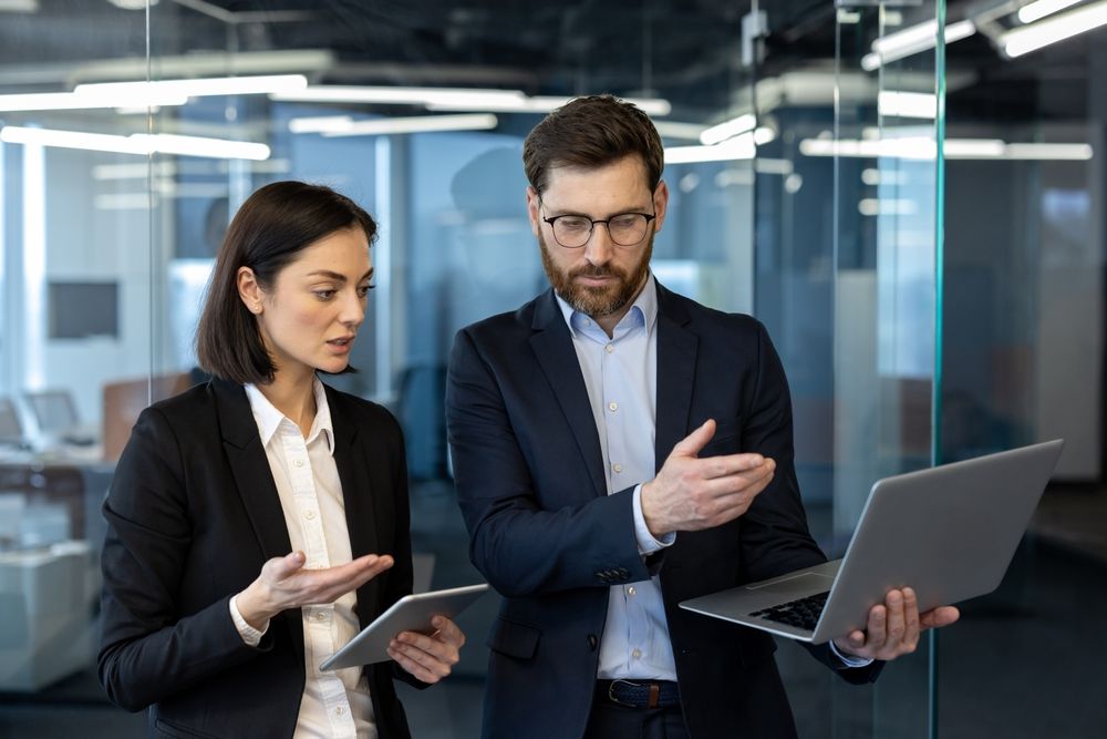 lekezelő stílustól mentesen beszélgető kollégák.