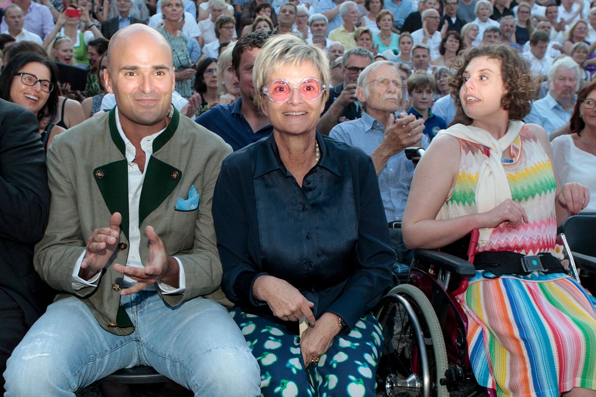 Gróf Széchenyi István utódja édesanyja mellett tapso