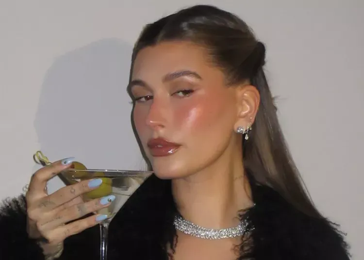 Friss manikűr Hailey Bieber kezén 