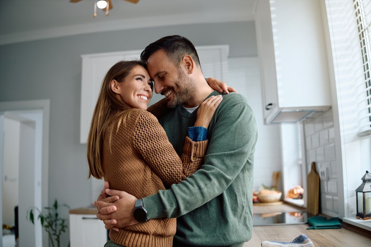 szép feleség a férje karjaiban