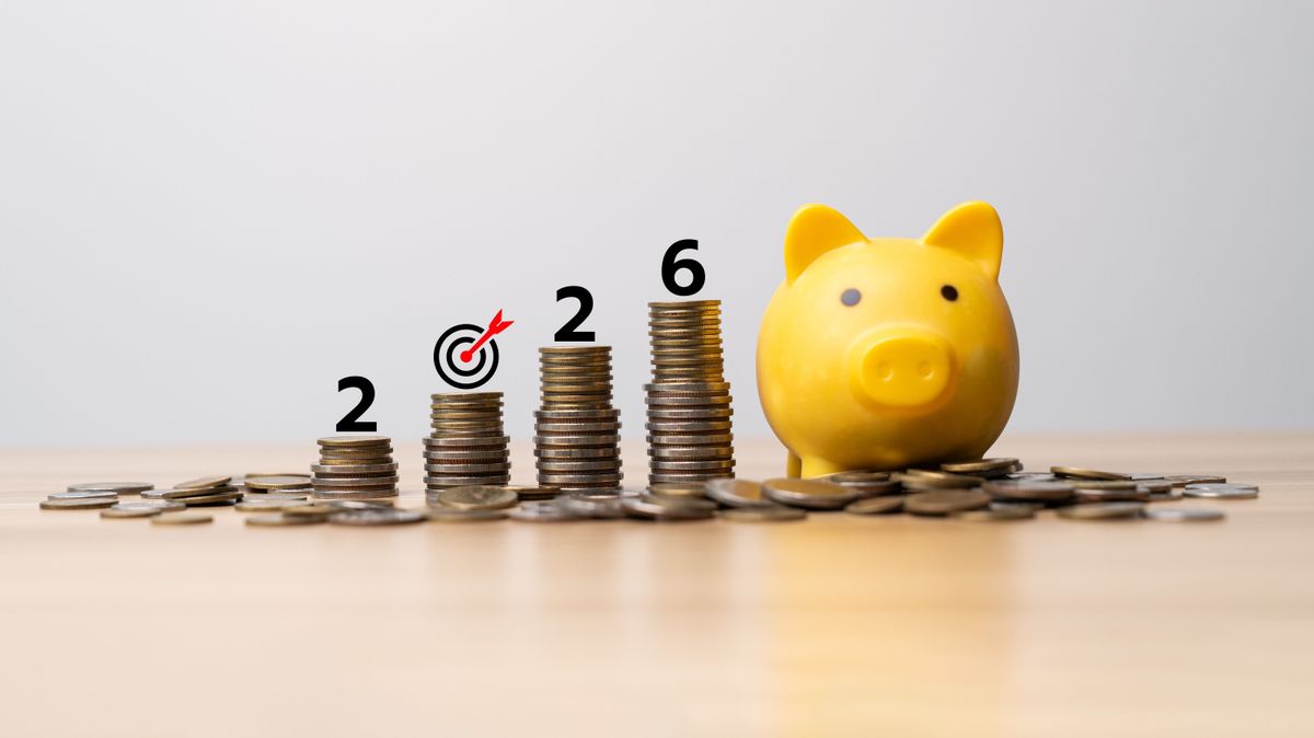 Újévi pénzhoroszkóp 2026: Malacpersely mellett fém pénzek vannak. Talán a csillagok a te perselyed is teletömik.