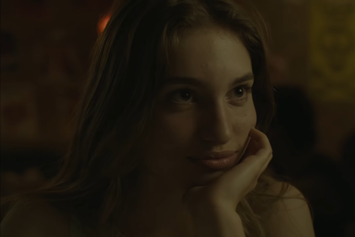 A Fémbalett című fejezet színésznője, egy filmjelenetben