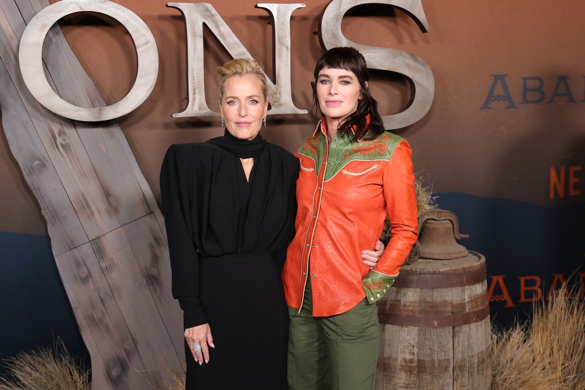 Gillian Anderson és Lena Headey Az elhagyottak című sorozat Netflixes premierjén. 