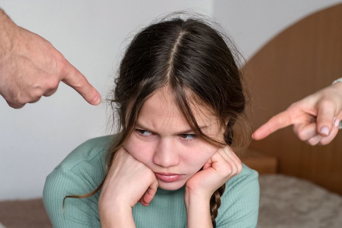 A szülők szidják a kislányt. A szeretethiány jelei nem múlnak el.