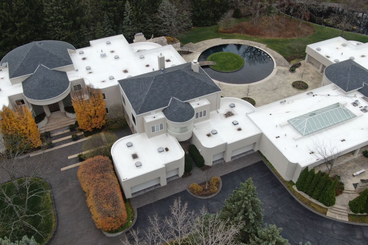 Michael Jordan chicagói kúriája nyolc éve vár vevőre, a kertben megtalálható egy kis sziget híddal, akad a palotában szivarszoba is kártyaasztalokkal.