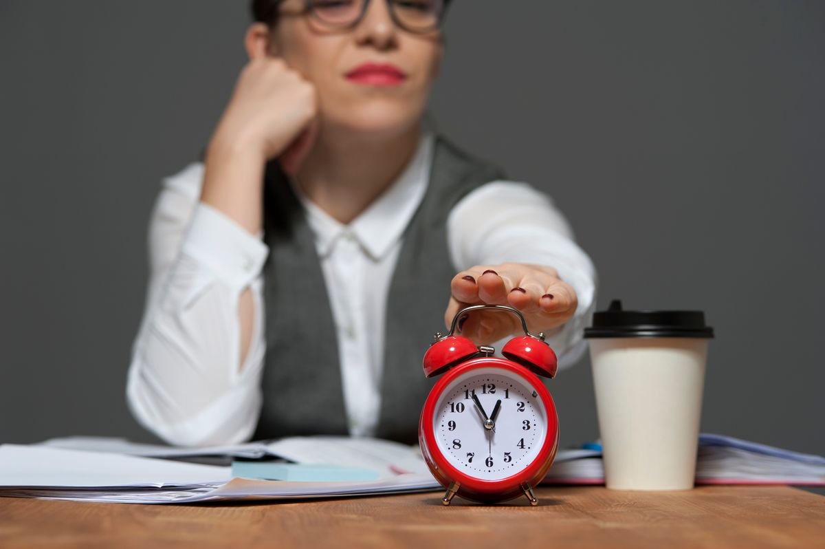 Stack dating: Egy nő lenyomja a vekkert. Vége a randinak.