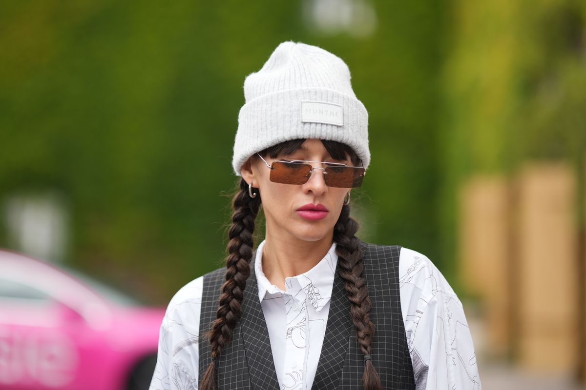 téli frizura sapka alá