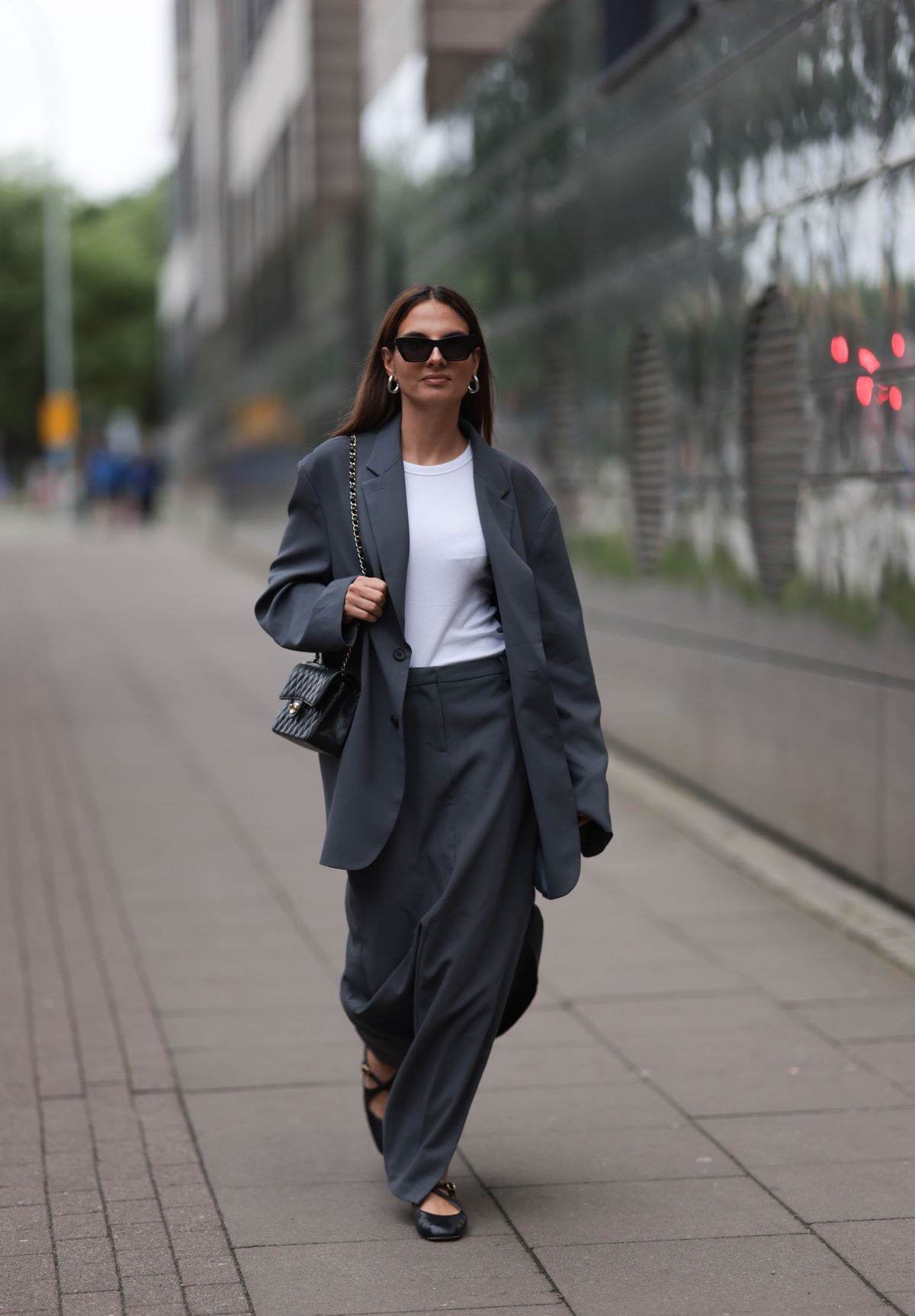 szürke szoknya blézerrel