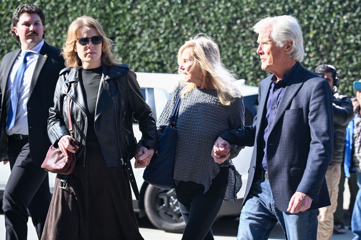 Suzanne Perry és Keith Morrison távoznak a bíróságról, miután Dr. Salvador Plasenciat 30 hónap börtönbüntetésre ítélték.