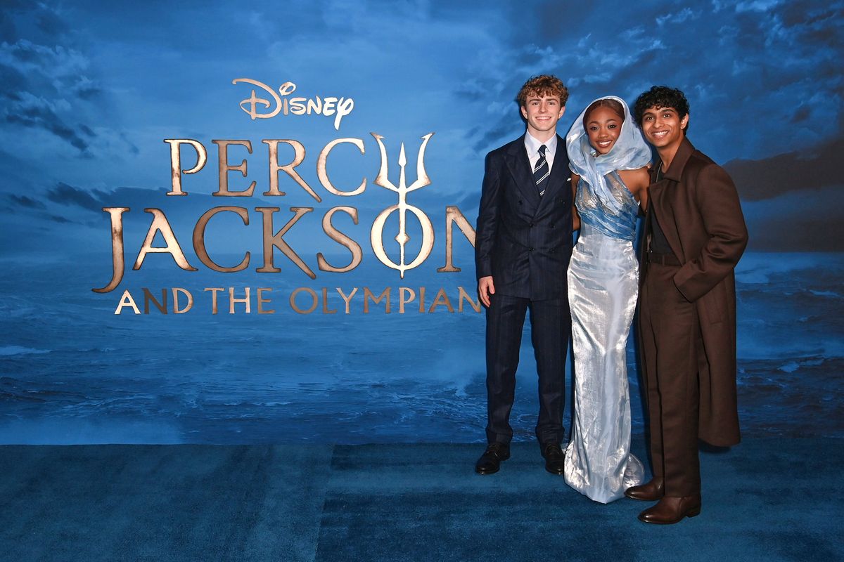 A Percy Jackson 2. évadának főszereplői: Walker Scobell, Leah Sava Jeffries és Aryan Simhadri a sorozat Disney+ bemutatóján.