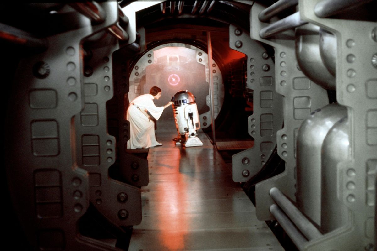 Leia hercegnő és R2D2 a Star Warsban, filmes bakik. 