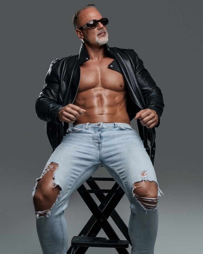 Férfi és a szaggatott farmer