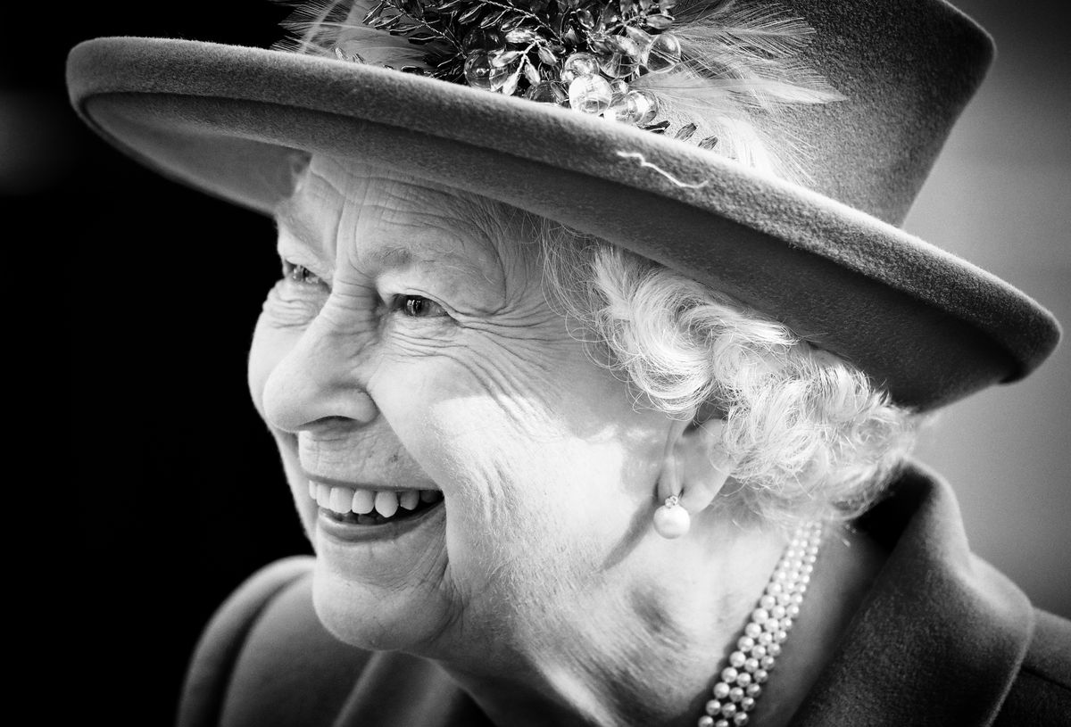 II. Erzsébet királynő az egyik ikonikus kalapjában. 