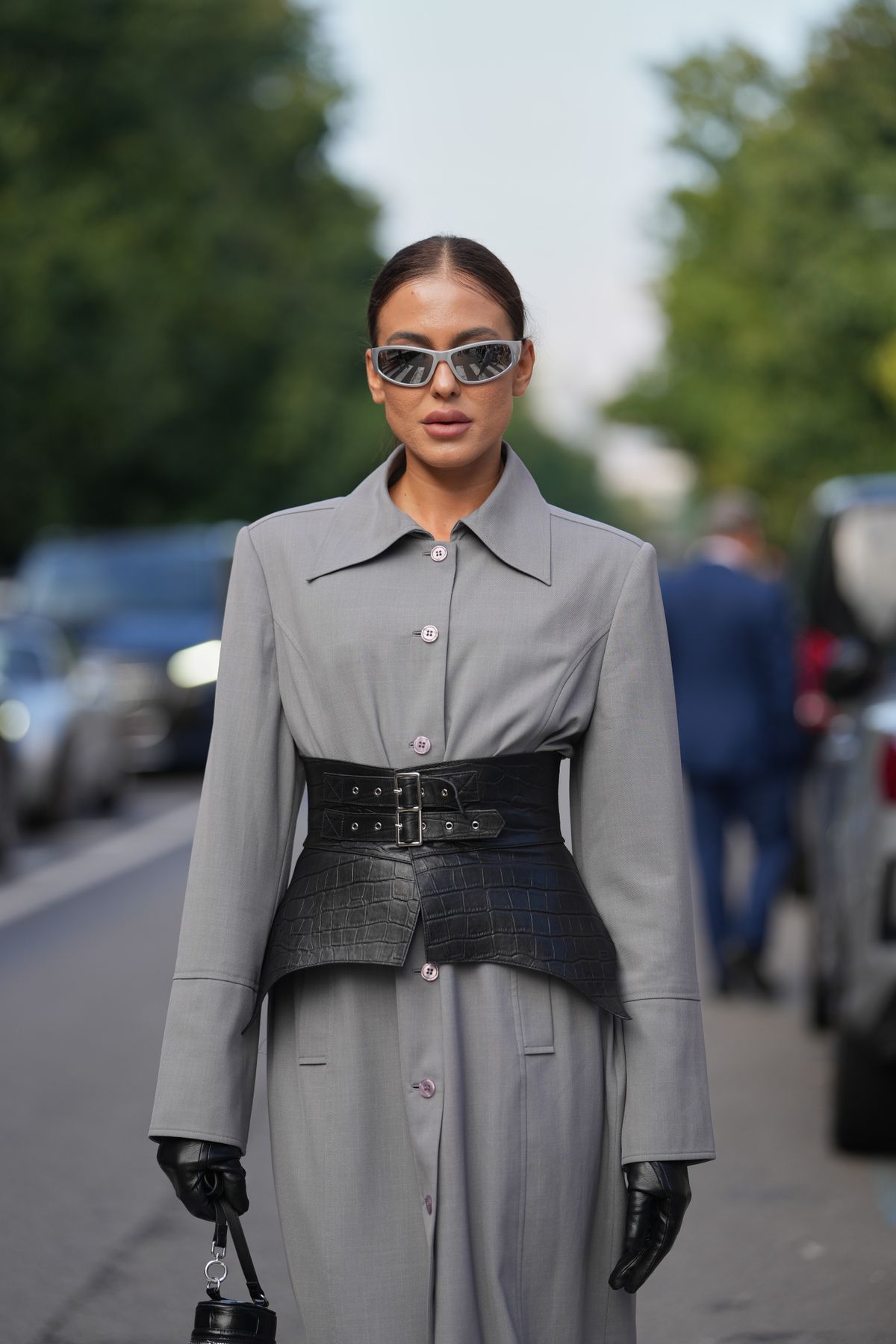 Fiatal nő a kedvenc divattrükkével a vastag övvel