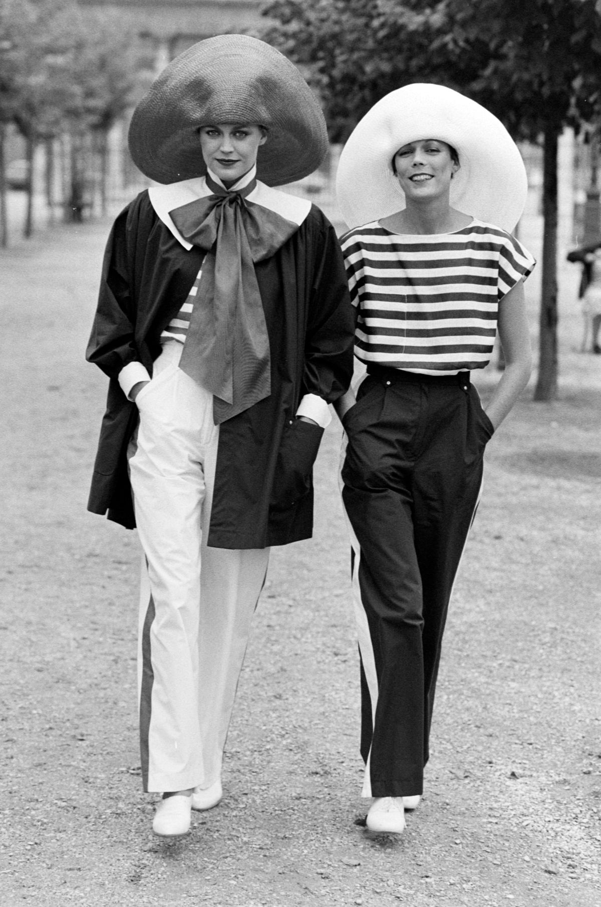 Kvíz: két nő az 1980-as években fekete-fehér képen. 