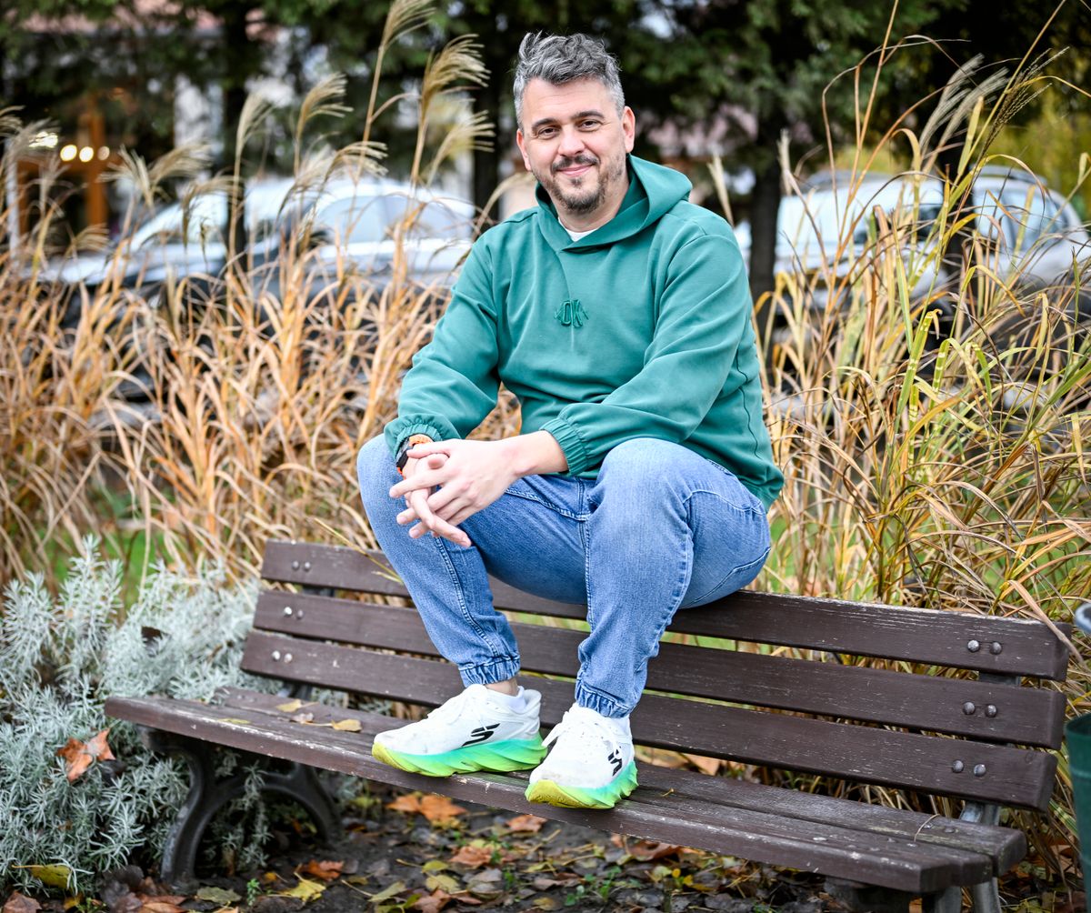 Cseh László villanyszerelőként dolgozik a hétköznapokban