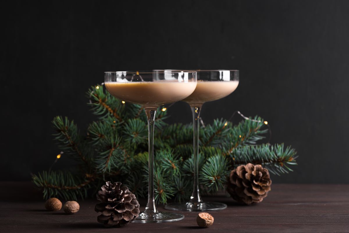 Baileys receptje: elkészített ír krémlikőr két pohárban.
