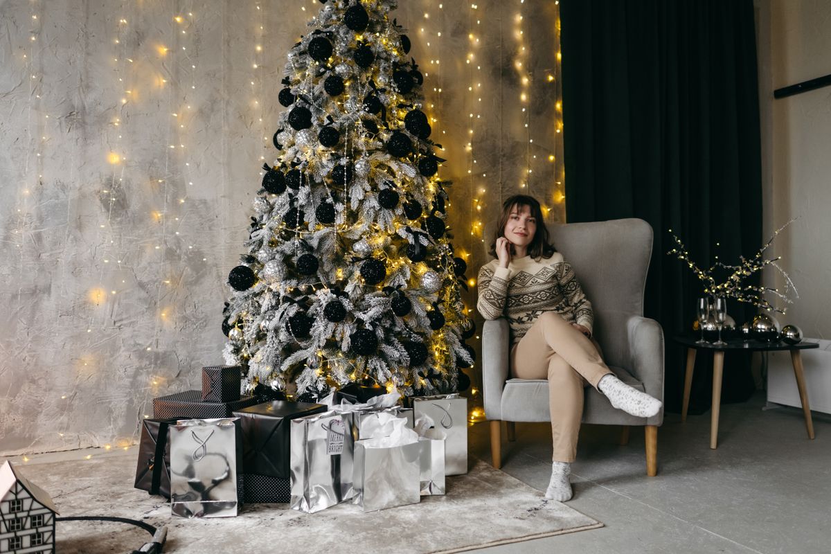 karácsonyi dekoráció: fekete karácsonyfa