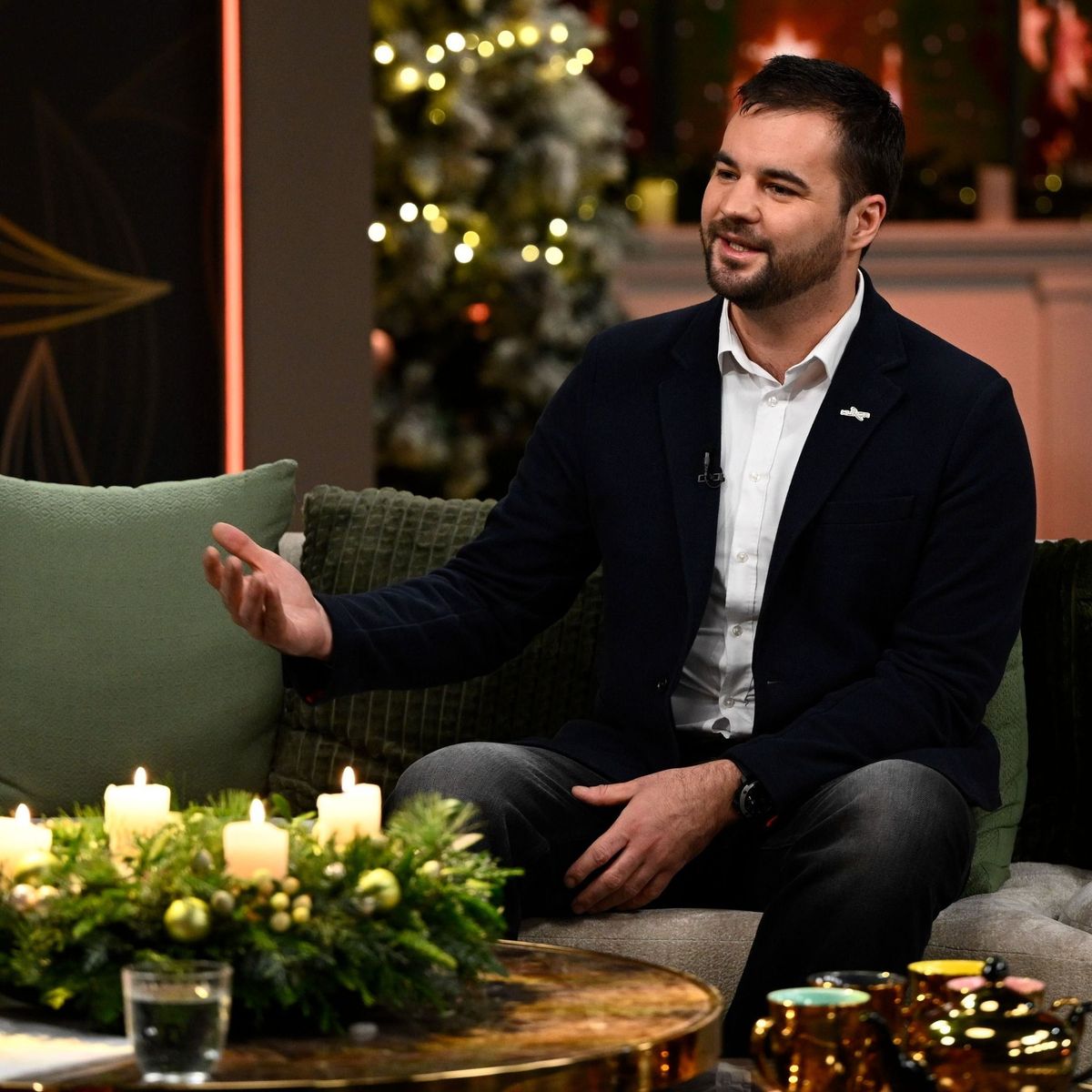 Kapu Tibor kutatóűrhajós, a Jónak lenni jó! nagykövete az idei évben a közmédia Jónak lenni jó! című műsorában az MTVA óbudai gyártóbázisának stúdiójában 2025. december 21-én. A közmédia jótékonysági kampányának kedvezményezettje a háború sújtotta Kárpátalján élő beteg, árva és otthonukat vesztett gyermekeket támogató KEGYES, a Kárpátaljai "Elfelejtett" Gyermekek Segítése Jótékonysági Alapítvány.MTI/Bodnár Boglárka