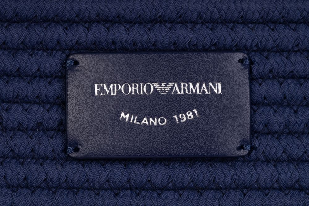 A hamisítvány kiszűrésének egyik legjobb módja a címke ellenőrzése. A képen látható Emporio Armani Milano eredeti címke.