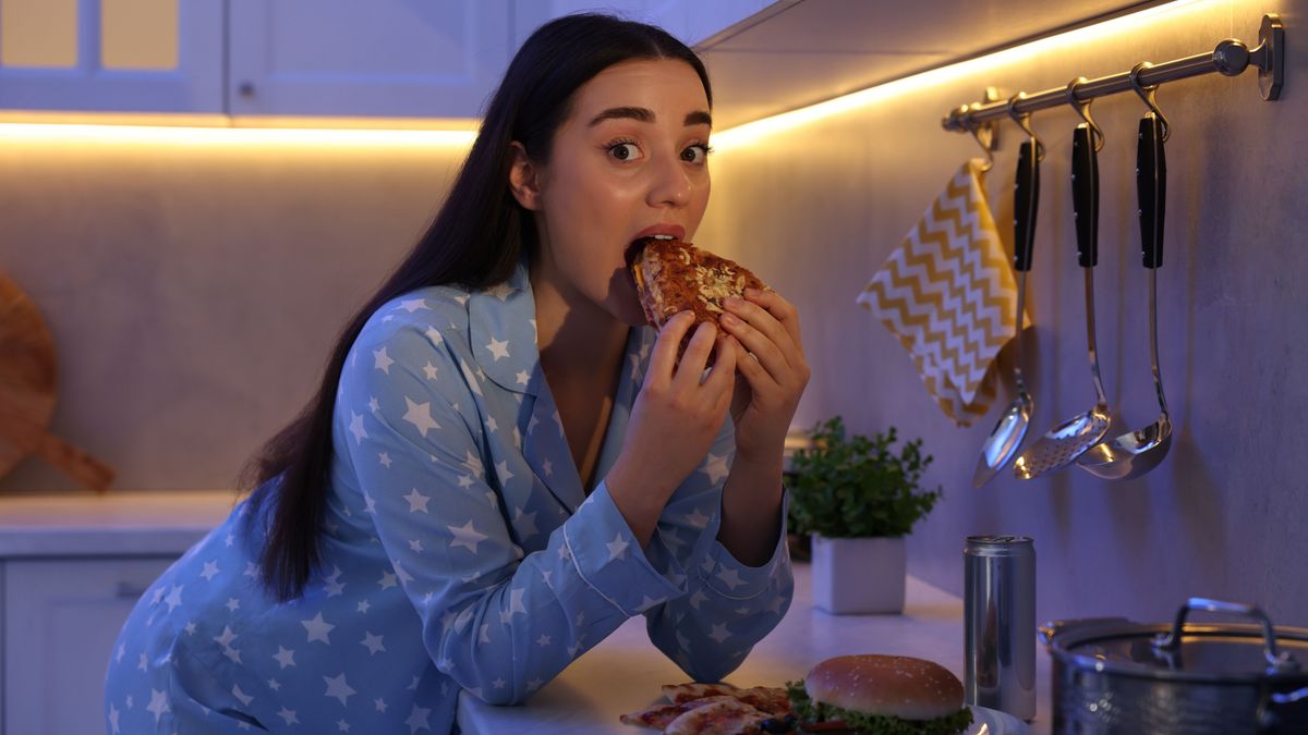 Fiatal lány alvás segítő ételek helyett hamburgert eszik.